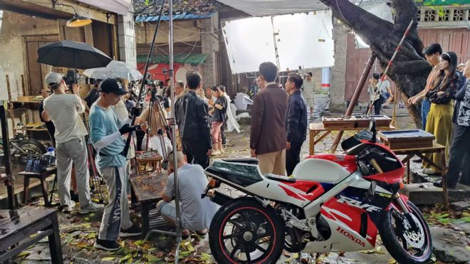 赞：民族品牌热血逆袭看小车轮如何撬动大时代？开元棋牌国庆必看！精品短剧《铁骑逐风》持续获(图2)